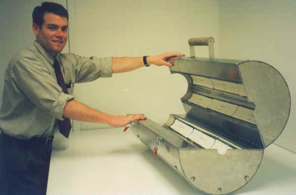 clamshel.jpg (17352 bytes)